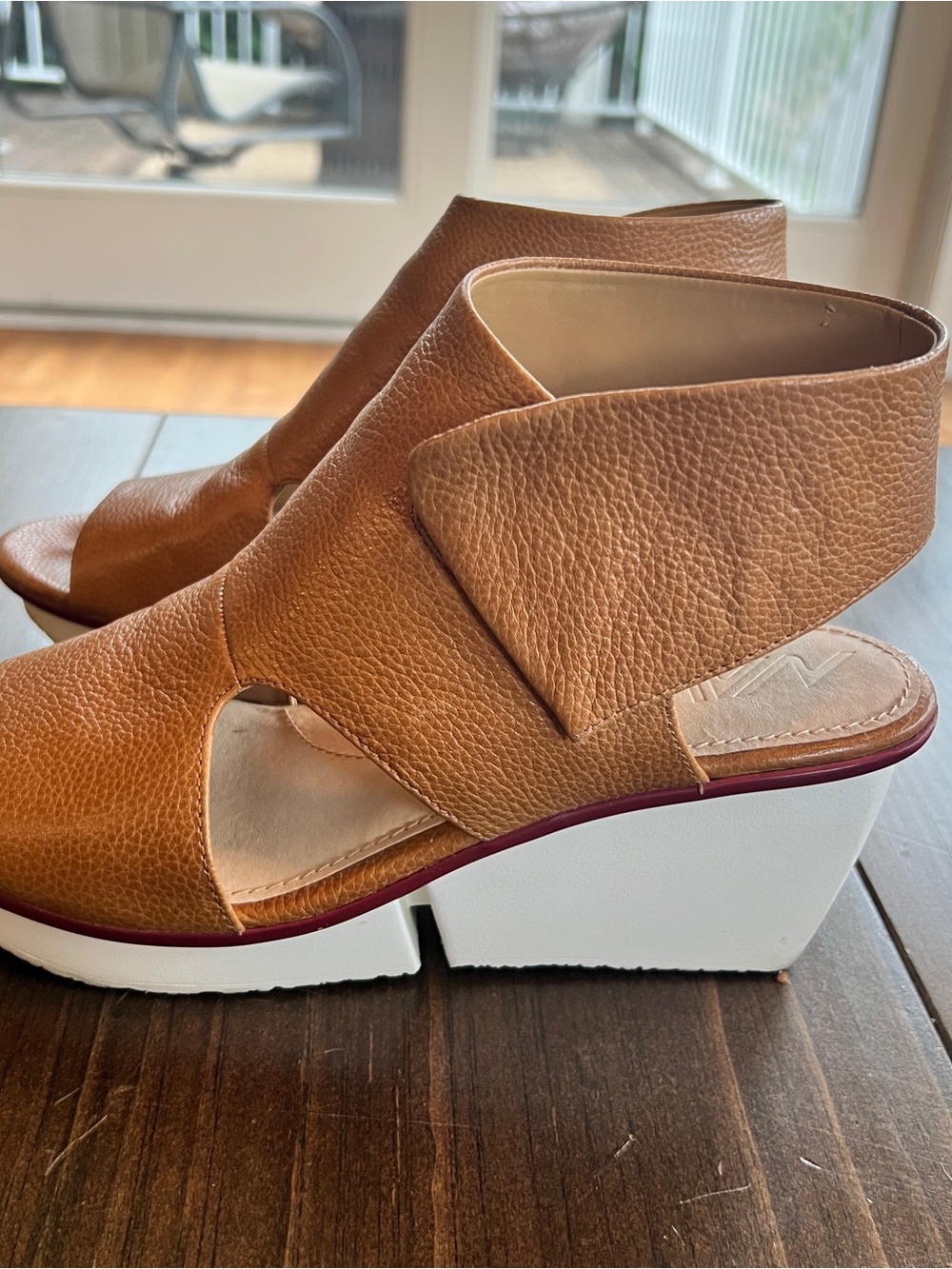 Naya Seeker Women’s leather wedge sandals-size 8